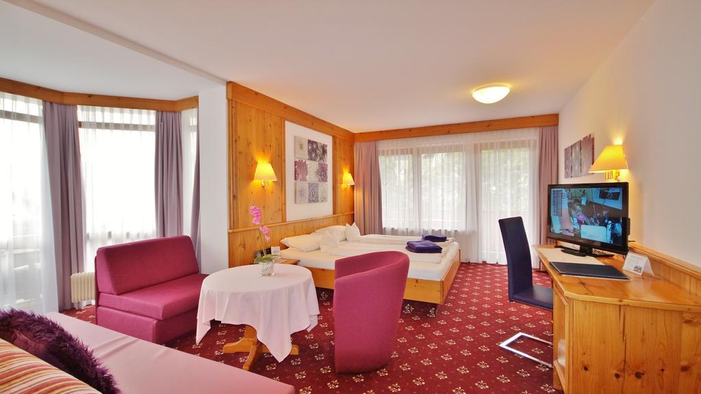 Hotel Schwarzenbergs Traube Glottertal Room photo