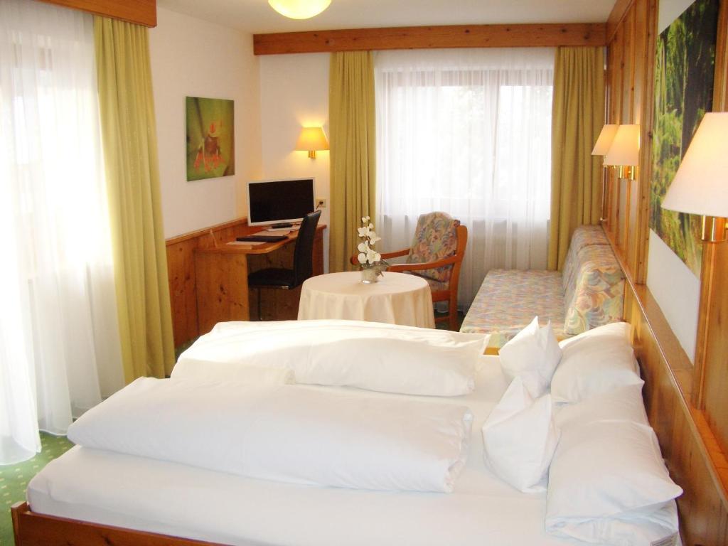 Hotel Schwarzenbergs Traube Glottertal Room photo