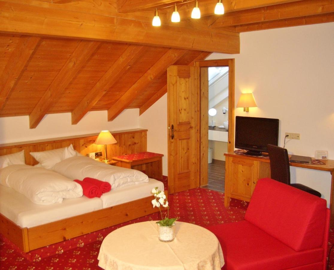 Hotel Schwarzenbergs Traube Glottertal Room photo